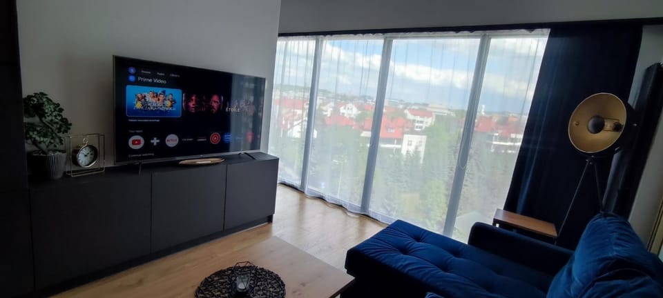TV and multimedia, Living room, Seating area, Evening entertainment, City view