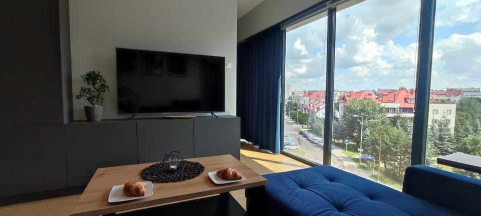 Communal lounge/ TV room, TV and multimedia, View (from property/room), Living room, Seating area, Evening entertainment, City view