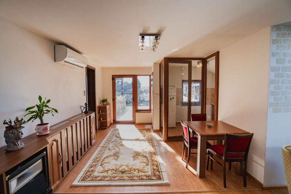 TV and multimedia, Living room, Decorative detail, Dining area, flat iron, locker, air conditioner