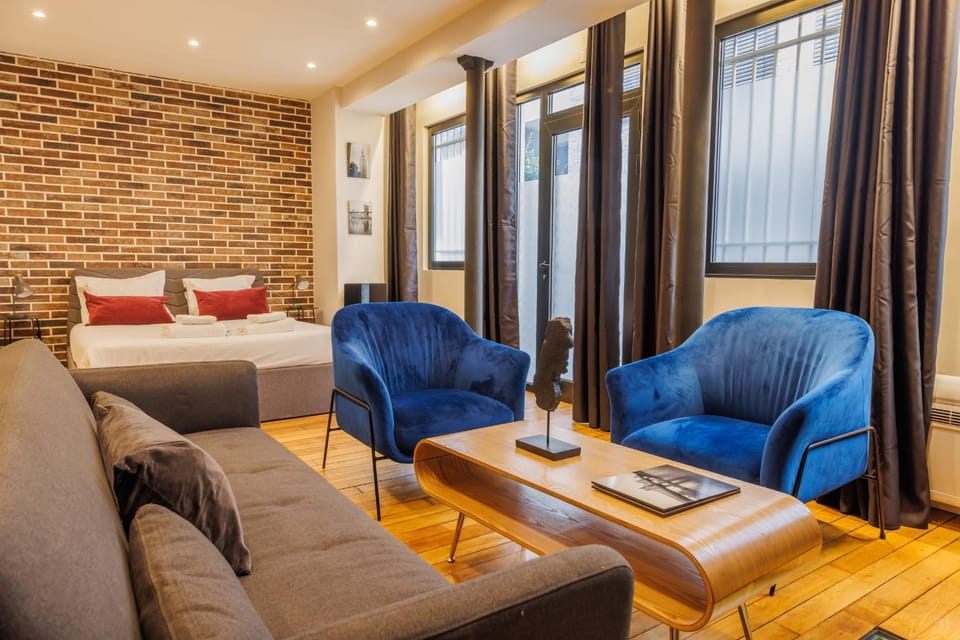 Bed, Living room, Photo of the whole room, Seating area, Bedroom