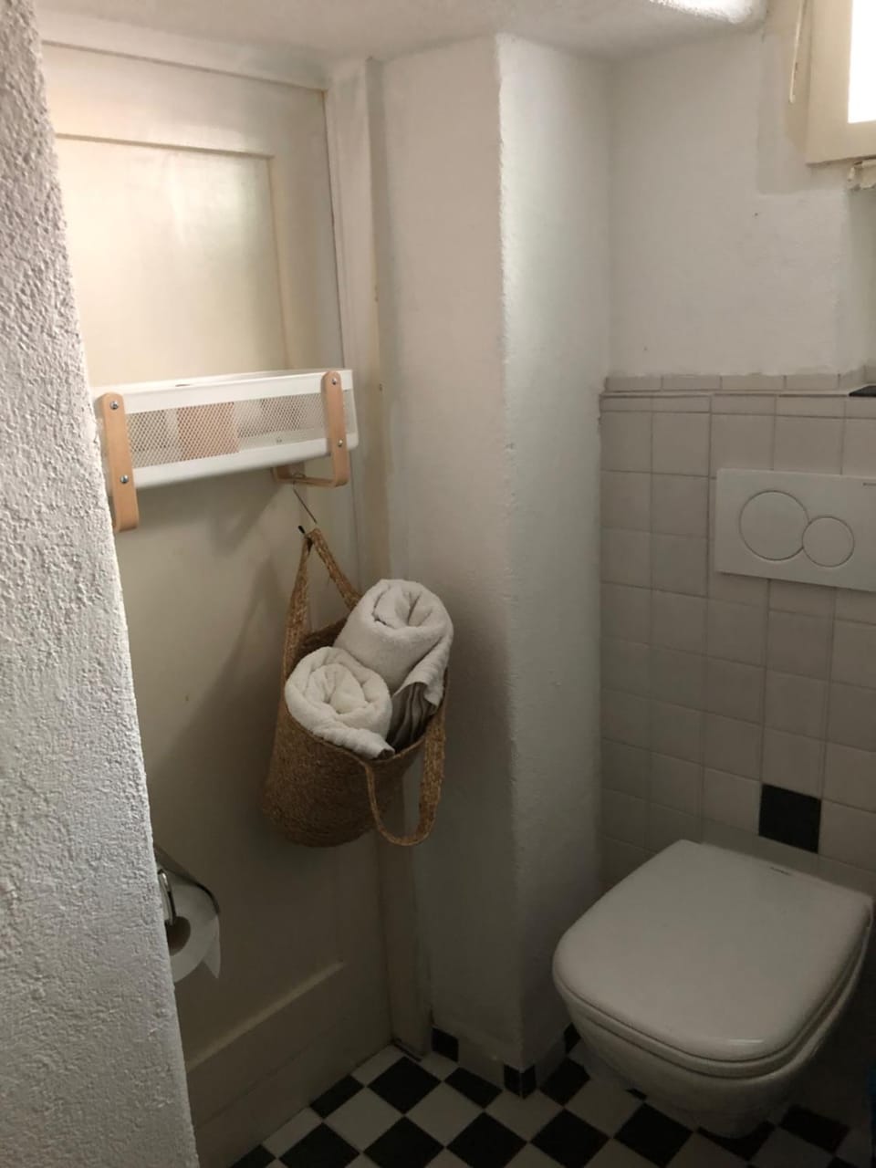 Toilet, towels