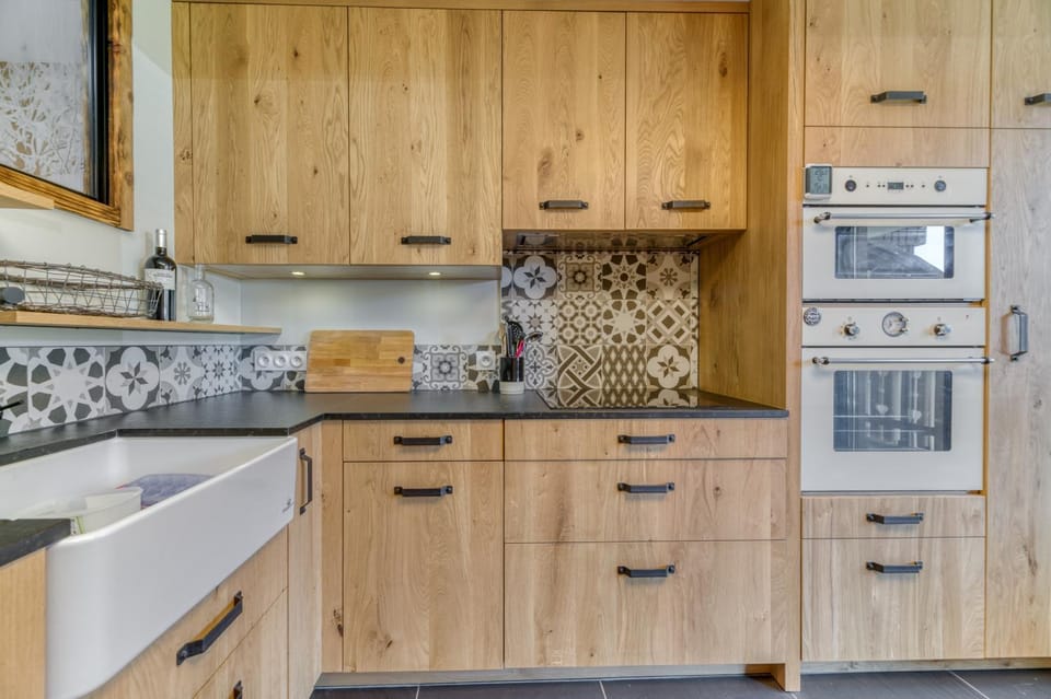 Kitchen or kitchenette, dishwasher, oven, stove