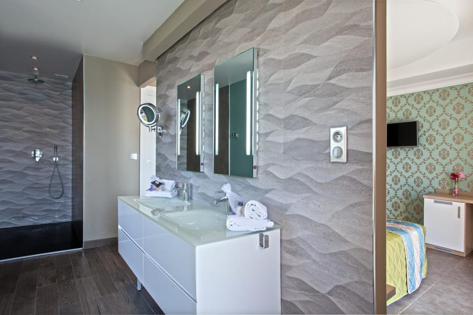 Shower, Bathroom, Decorative detail, Bedroom