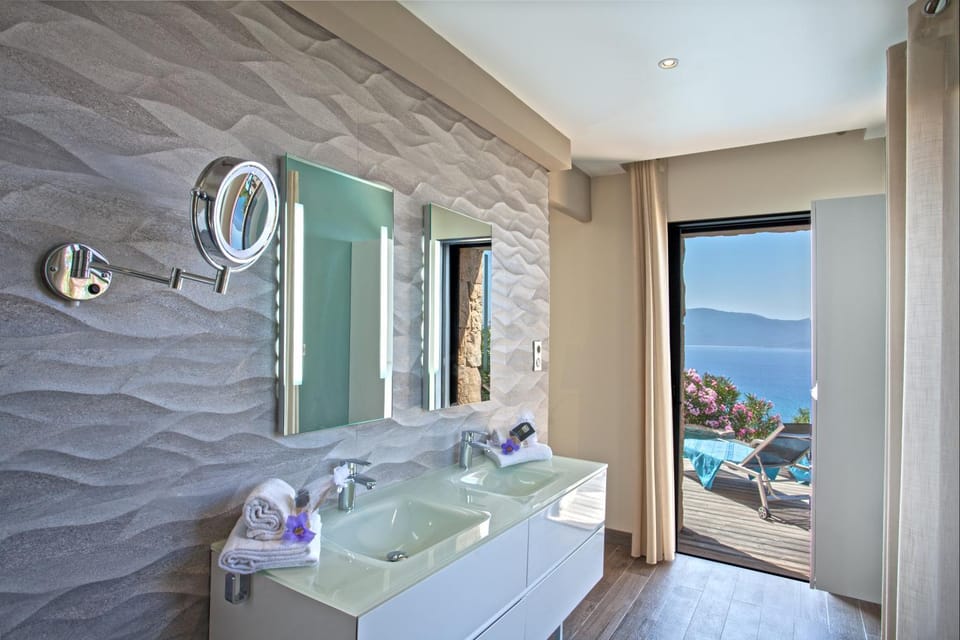 Patio, Bathroom, Decorative detail, Bedroom, Pool view, Sea view
