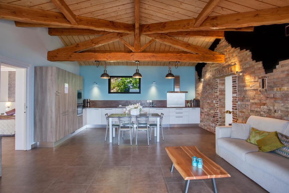 Coffee/tea facilities, Kitchen or kitchenette, Living room, Lounge or bar, Photo of the whole room, Decorative detail, Decorative detail, Dining area, Bedroom