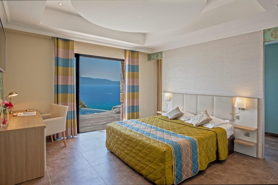 Patio, Bathroom, TV and multimedia, Balcony/Terrace, Photo of the whole room, Decorative detail, Decorative detail, Bedroom, Mountain view, Pool view, Pool view, Sea view, Sea view