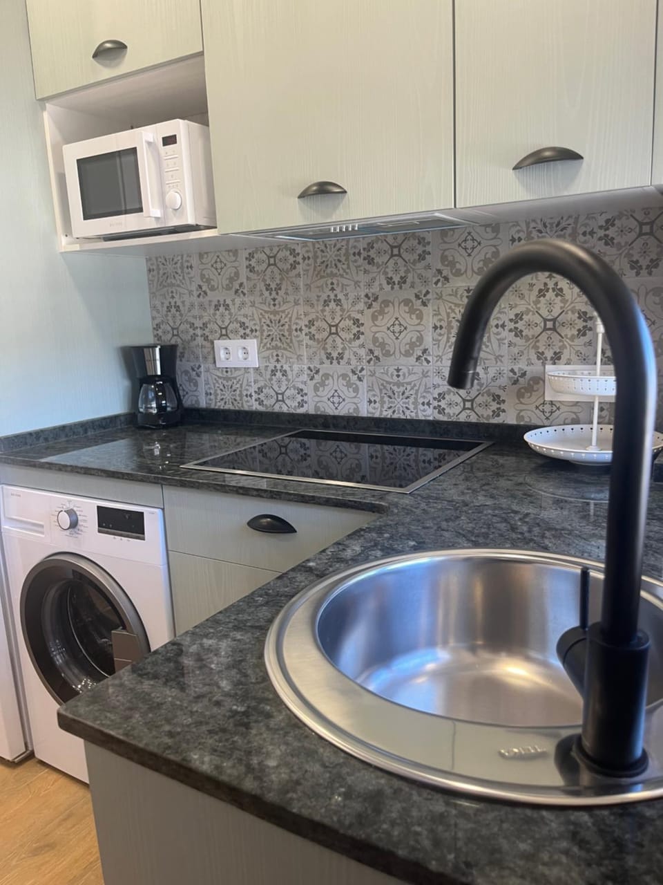 Kitchen or kitchenette, minibar, stove, washing machine