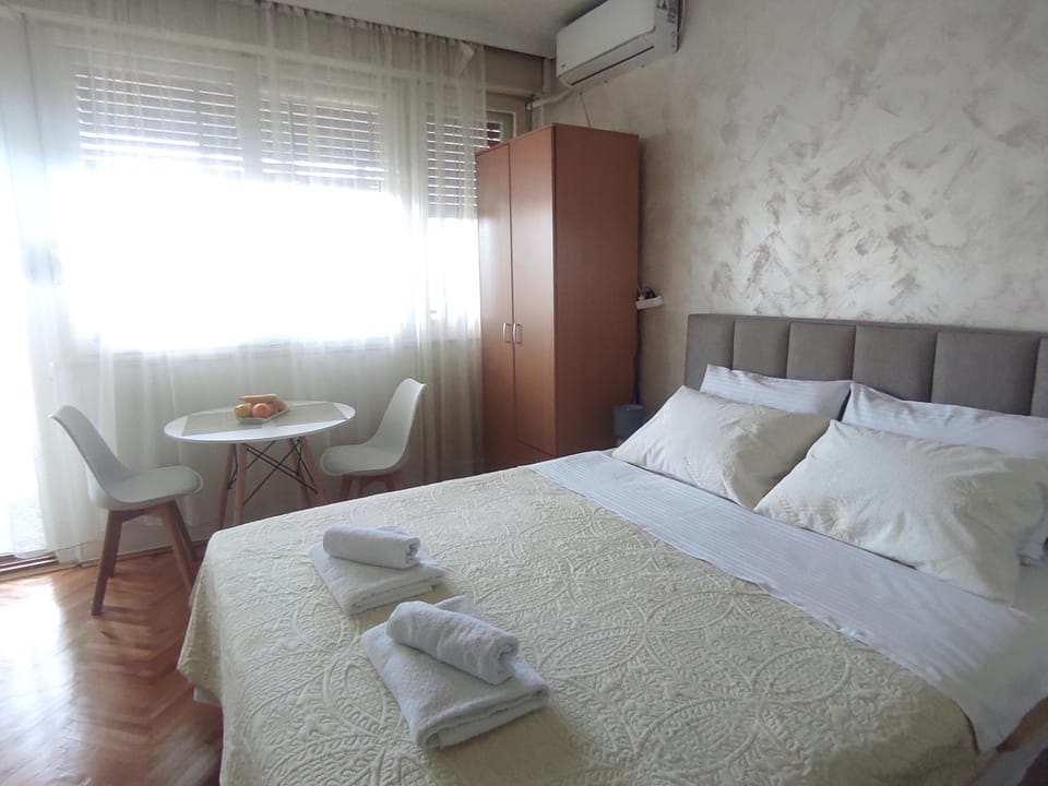 Bed, Photo of the whole room, Bedroom, towels