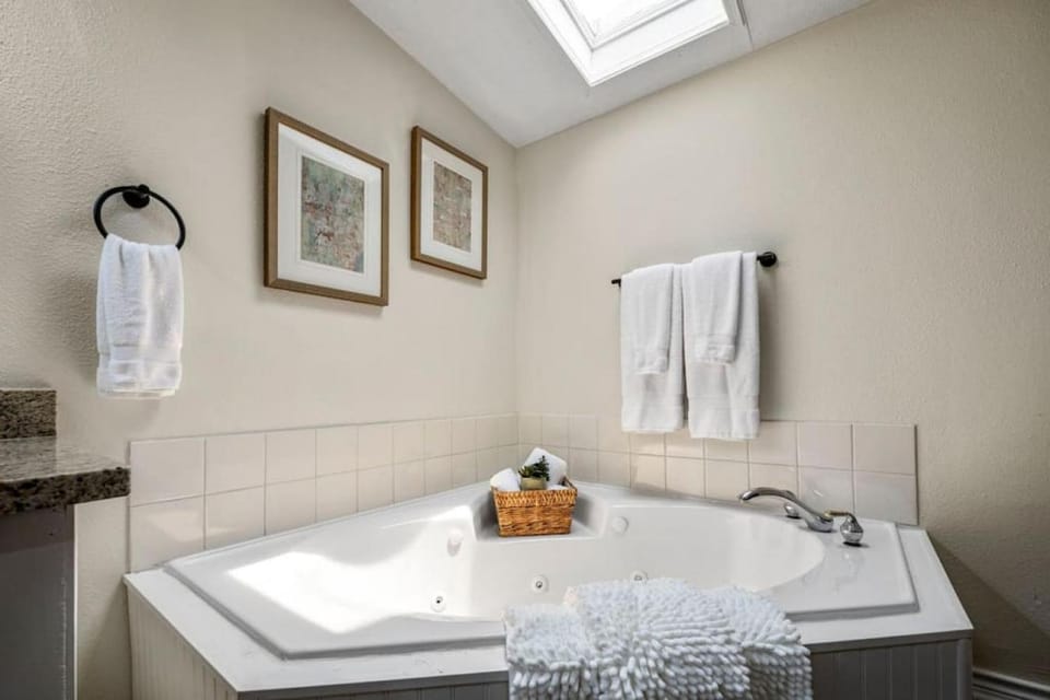 Bathroom, Bath, towels