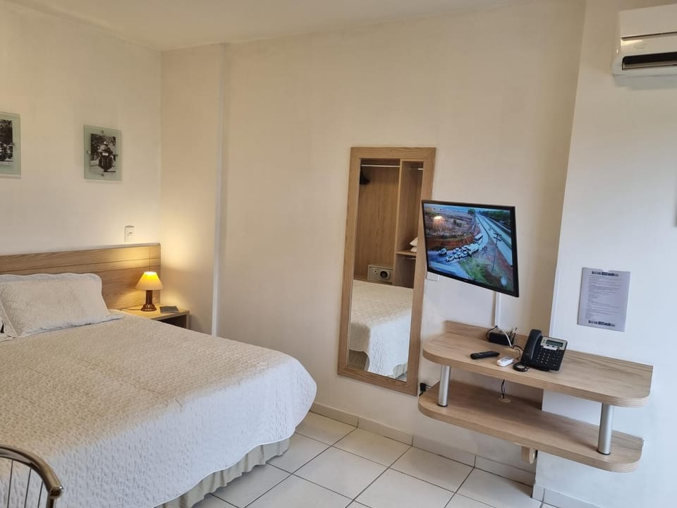Bed, TV and multimedia, Decorative detail, air conditioner