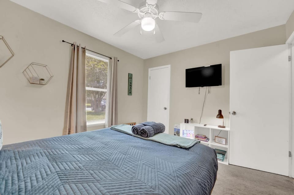 Bed, TV and multimedia, Bedroom, towels