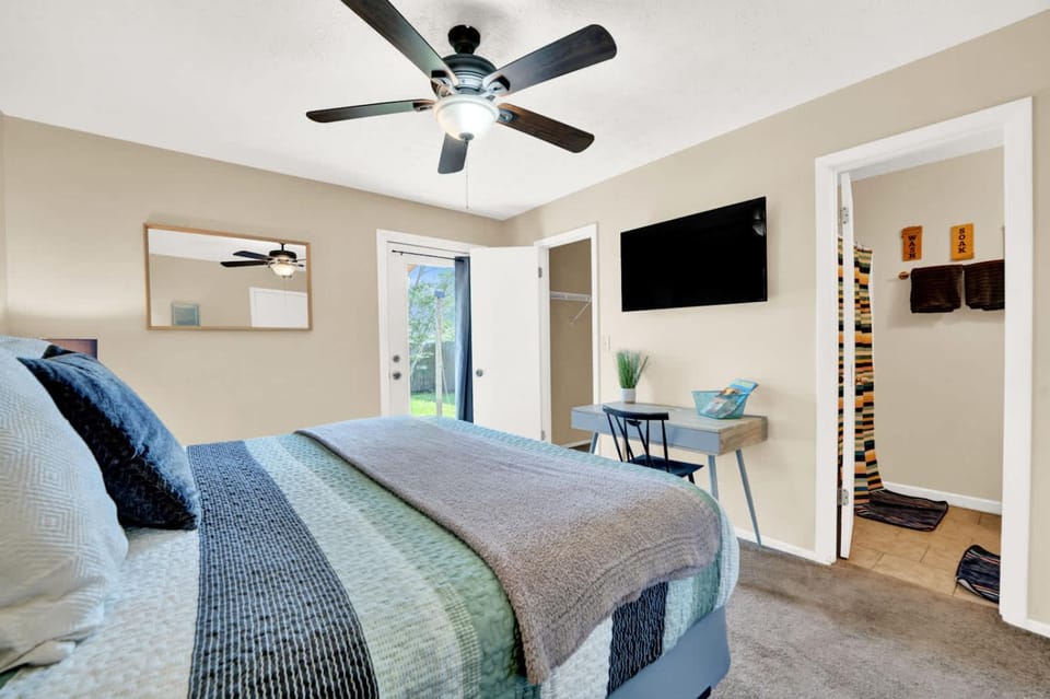 Communal lounge/ TV room, Bed, TV and multimedia, Living room, Photo of the whole room, Seating area, Evening entertainment, Bedroom, fireplace, air conditioner