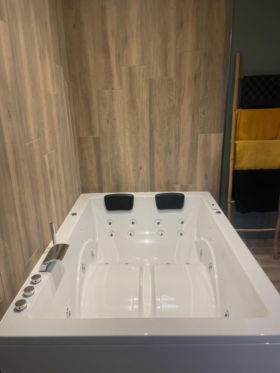 Studio jacuzzi Love Room Apartment in Normandy