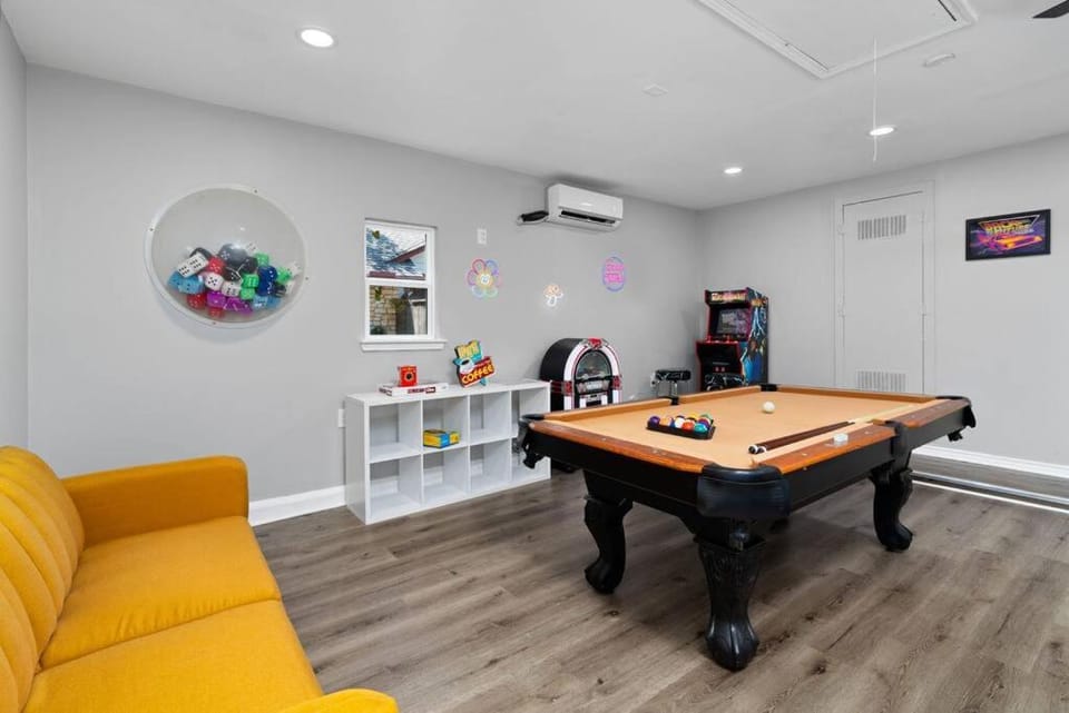 That 70s House -Fun 6 Bedroom W Pool & Game Room House in Round Rock