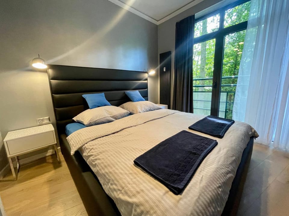Bed, Bedroom, towels