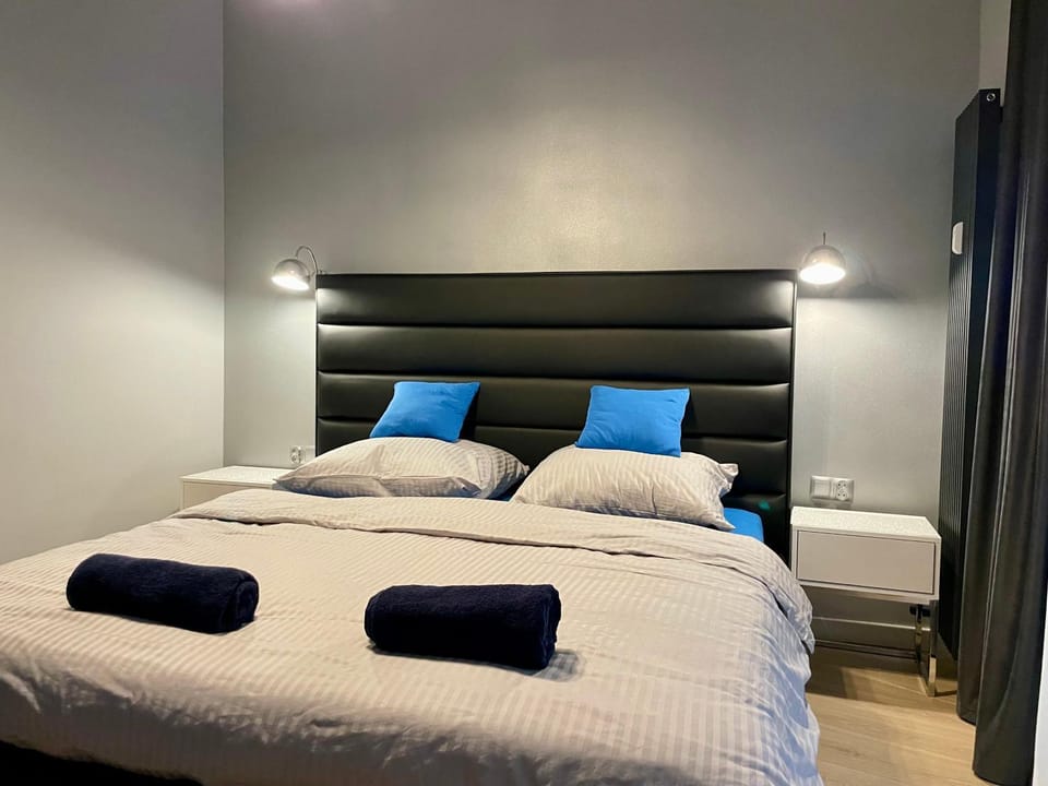 Bed, Bedroom, towels