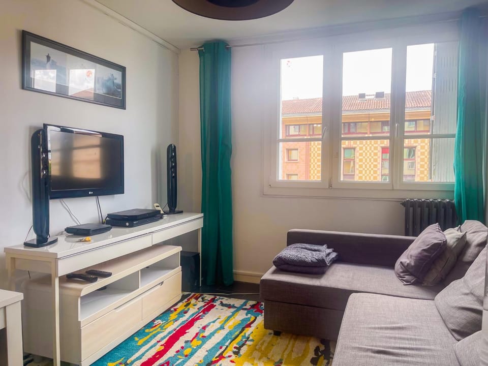 TV and multimedia, Living room, Seating area, Evening entertainment