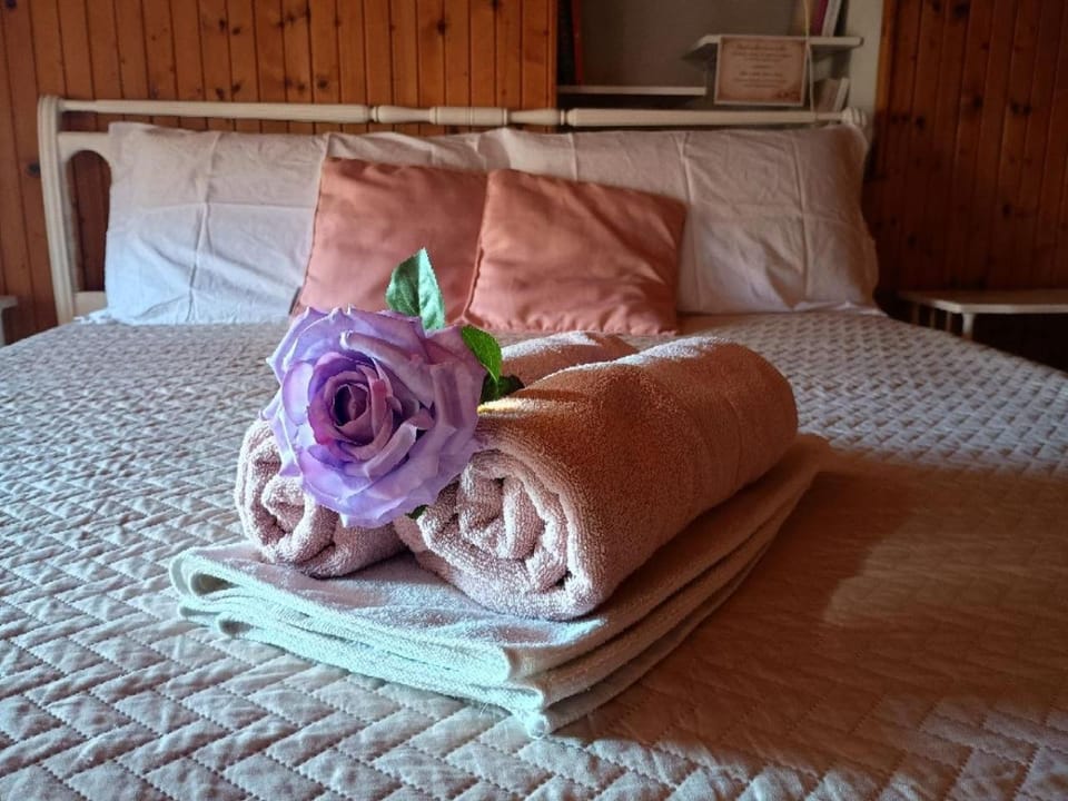 Bed, Bedroom, towels