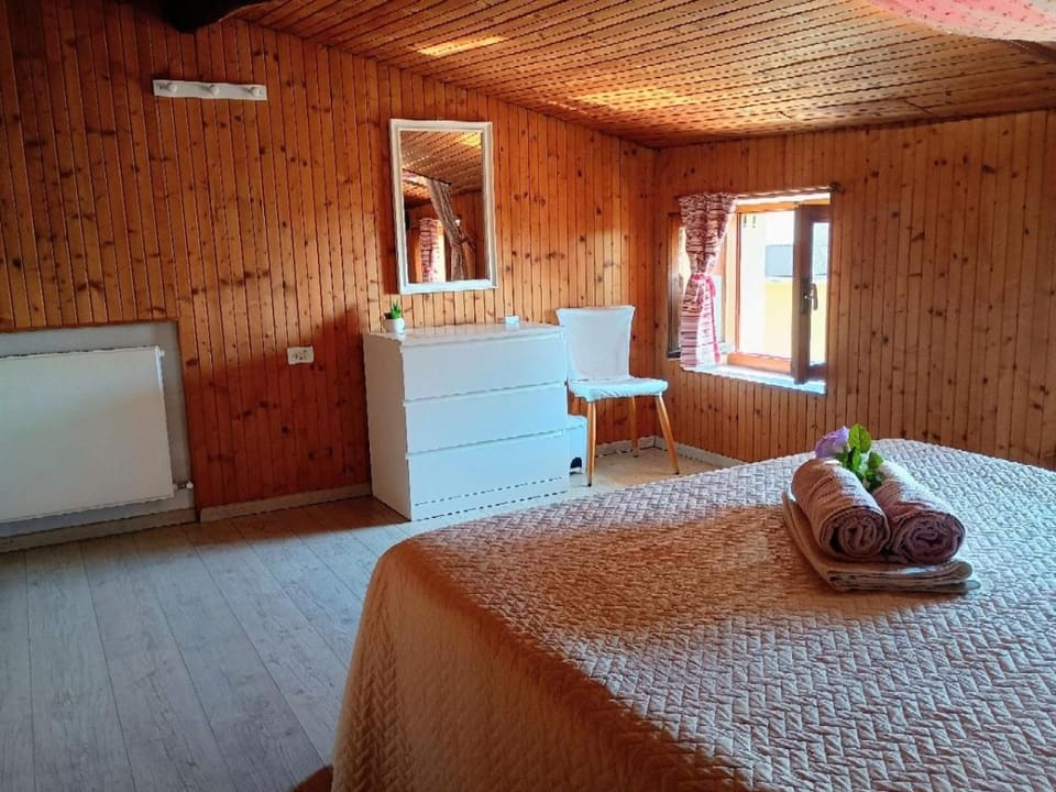 Bed, Seating area, Bedroom