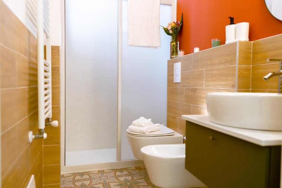 Shower, Toilet, Bathroom, bidet, towels