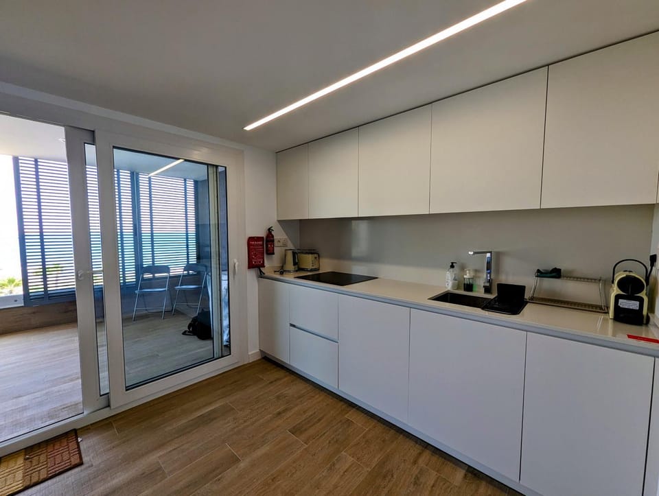 Coffee/tea facilities, Kitchen or kitchenette, dishwasher, stove, toaster, washing machine