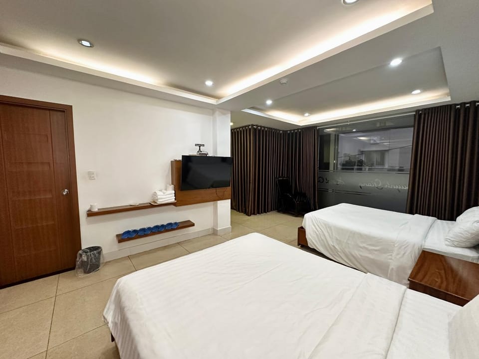 Quynh Giang Hotel - 10 minutes to Tan Son Nhat Airport Hotel in Ho Chi Minh City