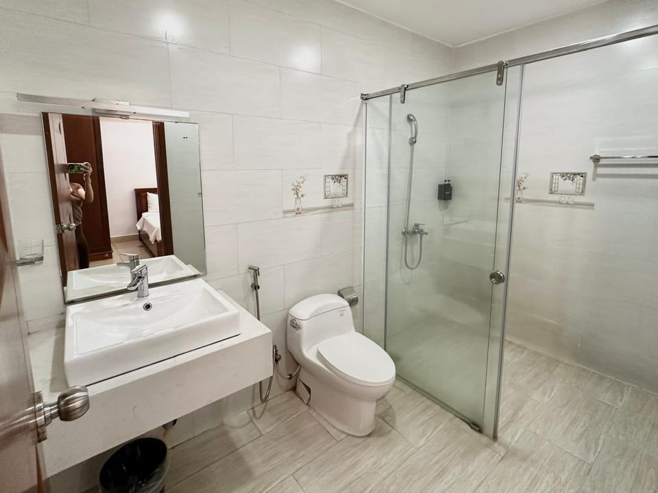 Quynh Giang Hotel - 10 minutes to Tan Son Nhat Airport Hotel in Ho Chi Minh City