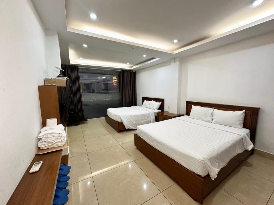 Quynh Giang Hotel - 10 minutes to Tan Son Nhat Airport Hotel in Ho Chi Minh City