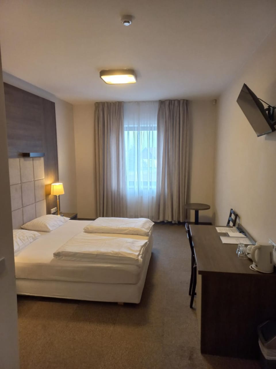 Bed, TV and multimedia, Photo of the whole room, Bedroom