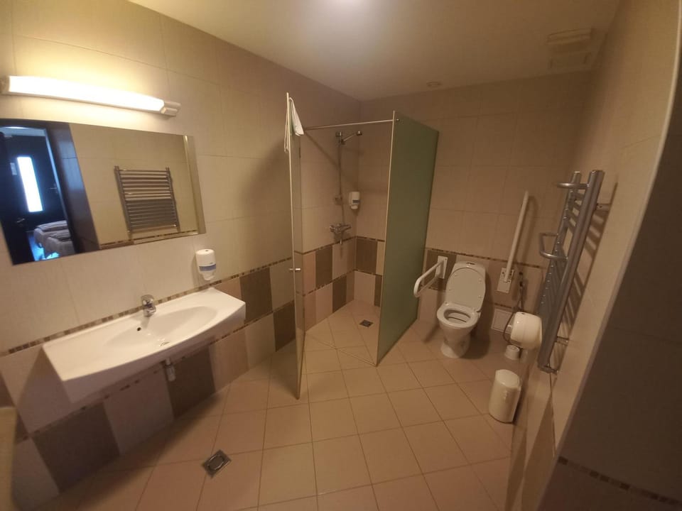 Shower, Toilet, towels