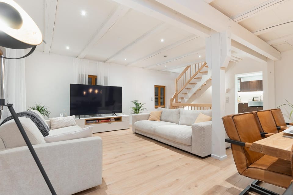 Communal lounge/ TV room, TV and multimedia, Living room, Seating area, Evening entertainment