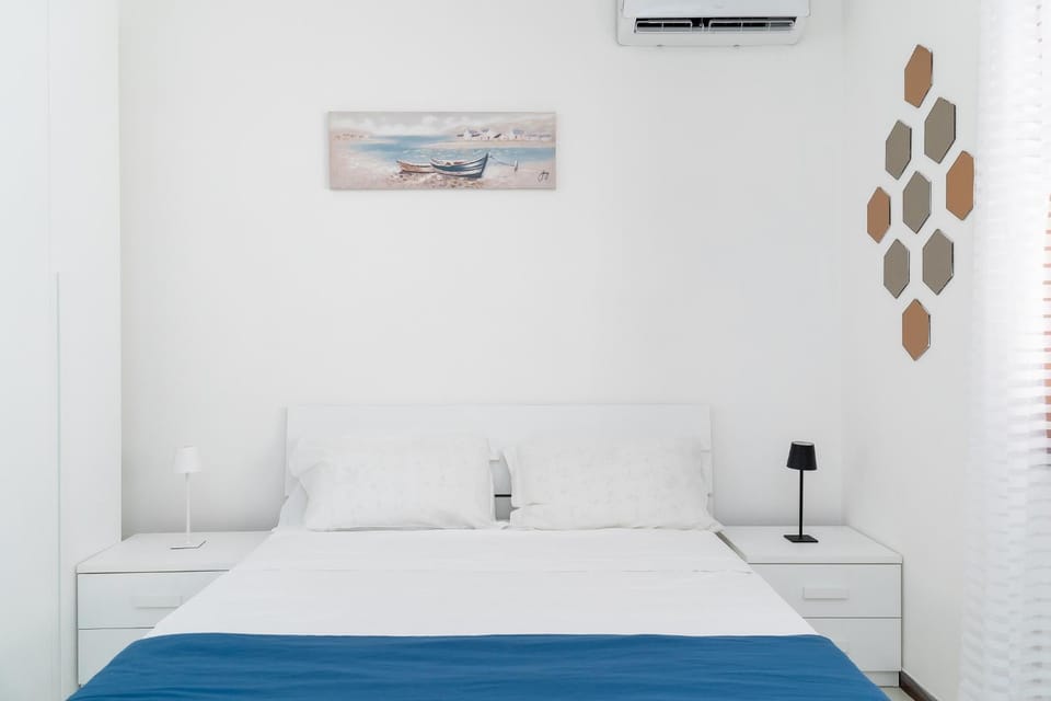 Bed, Bedroom, air conditioner