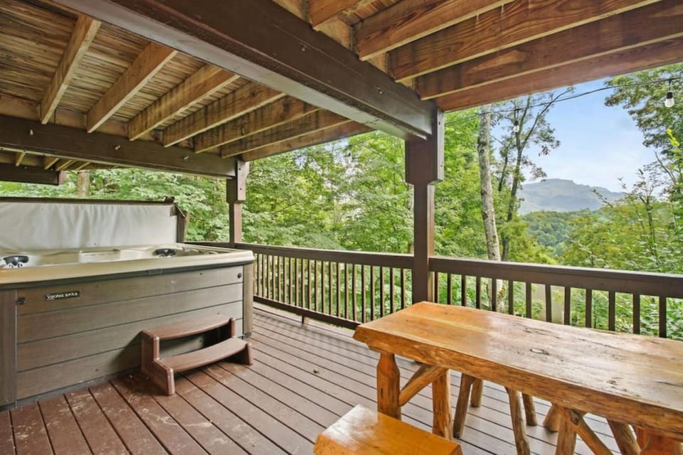 Lux Chalet with Amazing Views of Grandfather Mtn House in Seven Devils