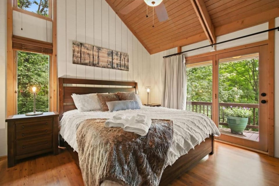 Lux Chalet with Amazing Views of Grandfather Mtn House in Seven Devils