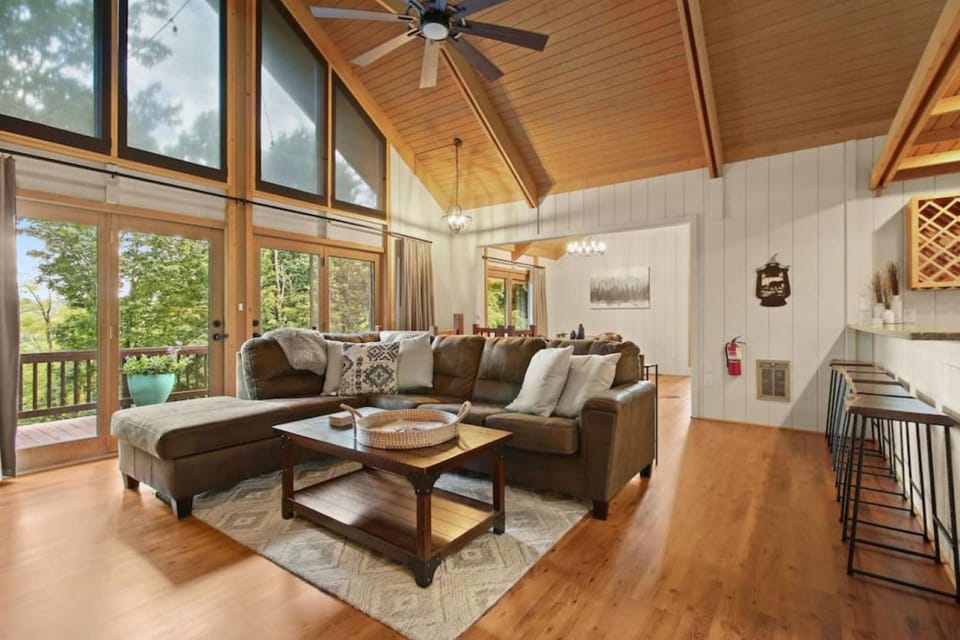 Lux Chalet with Amazing Views of Grandfather Mtn House in Seven Devils