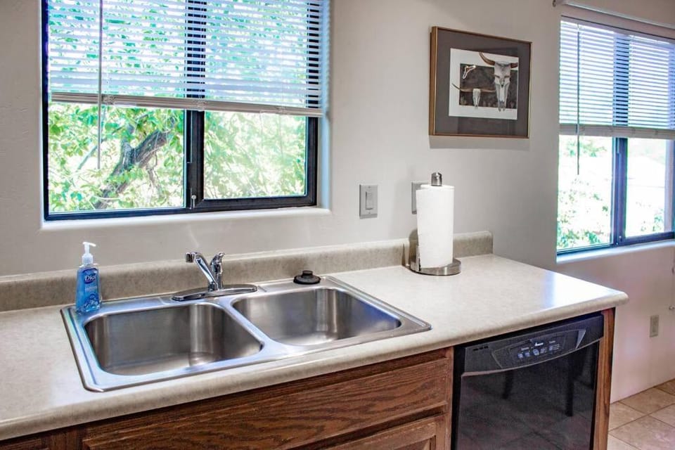 Cowboys & Angels - Classic Sedona style w/great location Apartment in Sedona