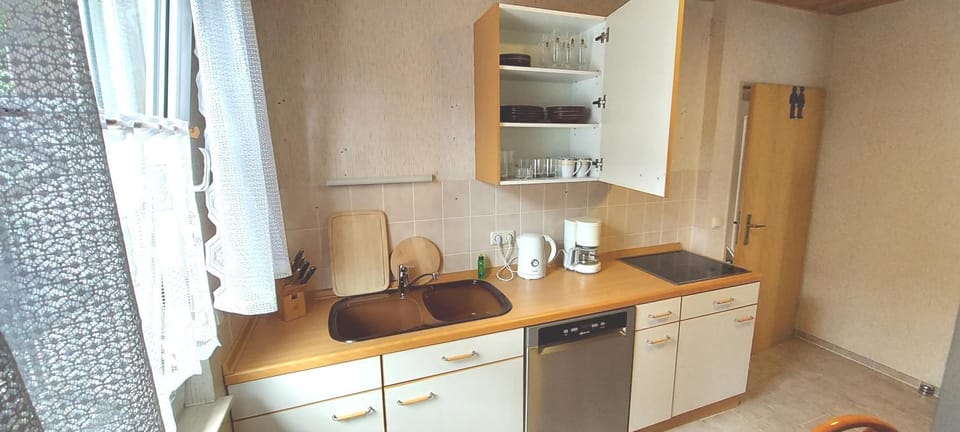 Coffee/tea facilities, Kitchen or kitchenette, stove