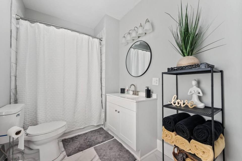 Shower, Toilet, Bathroom, towels