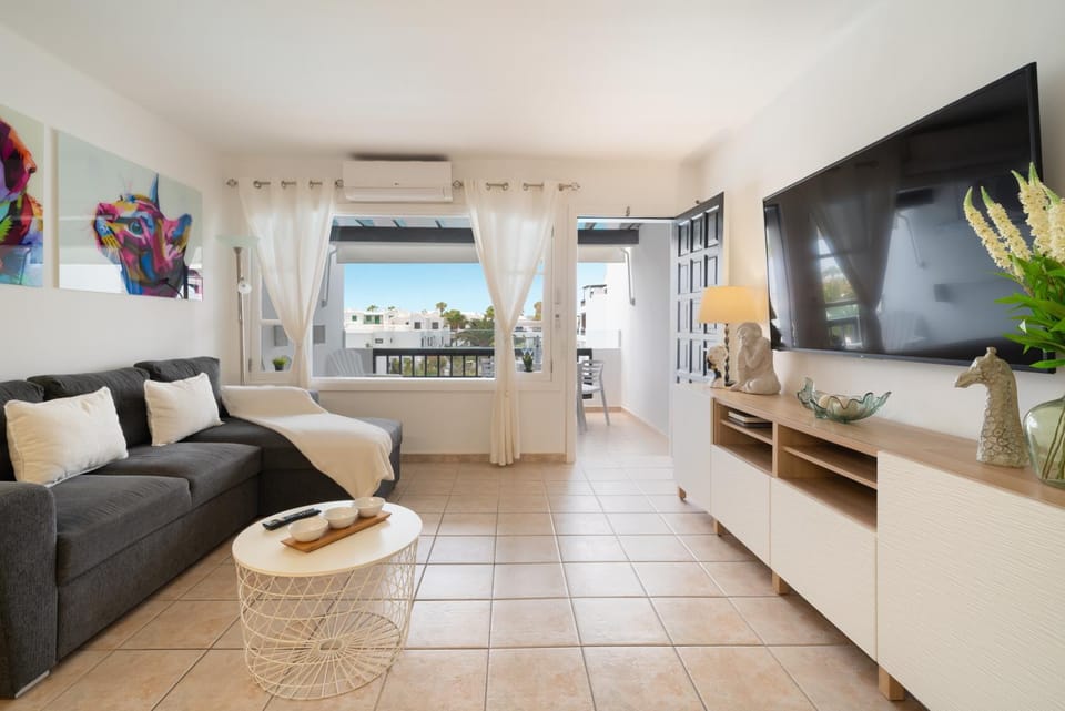 TV and multimedia, Living room, Seating area, air conditioner