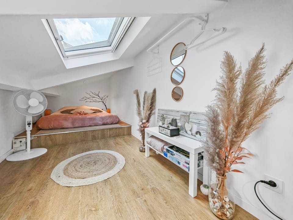 Bed, Photo of the whole room, Bedroom