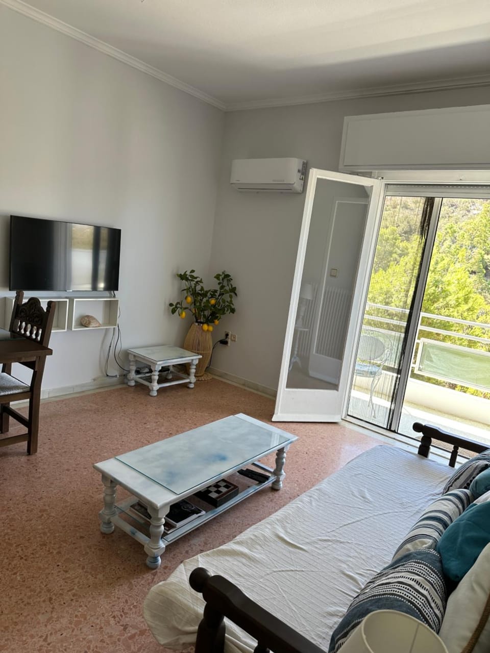 Bed, TV and multimedia, air conditioner