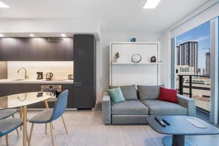 Explore Miami's Heat - Cozy Studio POOL & GYM Apartment in Miami