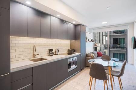 Explore Miami's Heat - Cozy Studio POOL & GYM Apartment in Miami