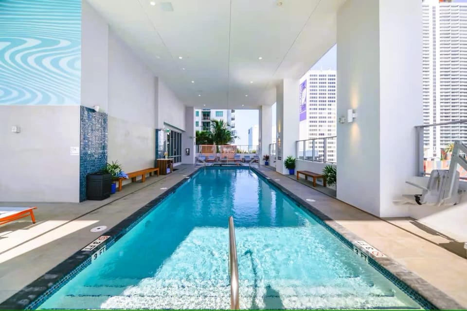 Explore Miami's Heat - Cozy Studio POOL & GYM Apartment in Miami