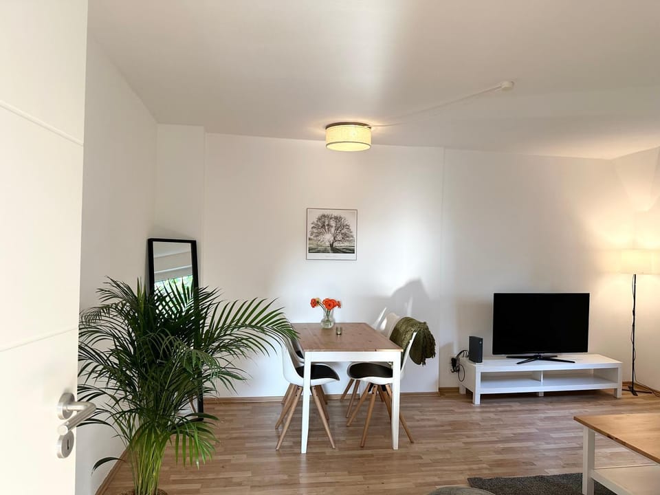 TV and multimedia, Living room, Seating area, Evening entertainment