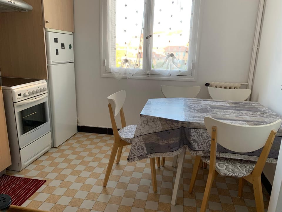 Kitchen or kitchenette, Dining area, pet friendly, stove