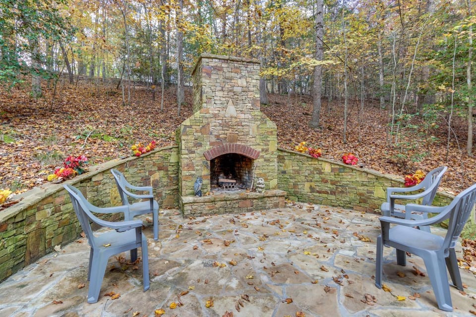 Quiet Murphy Hideaway w/ Decks & Outdoor Fireplace House in Tennessee