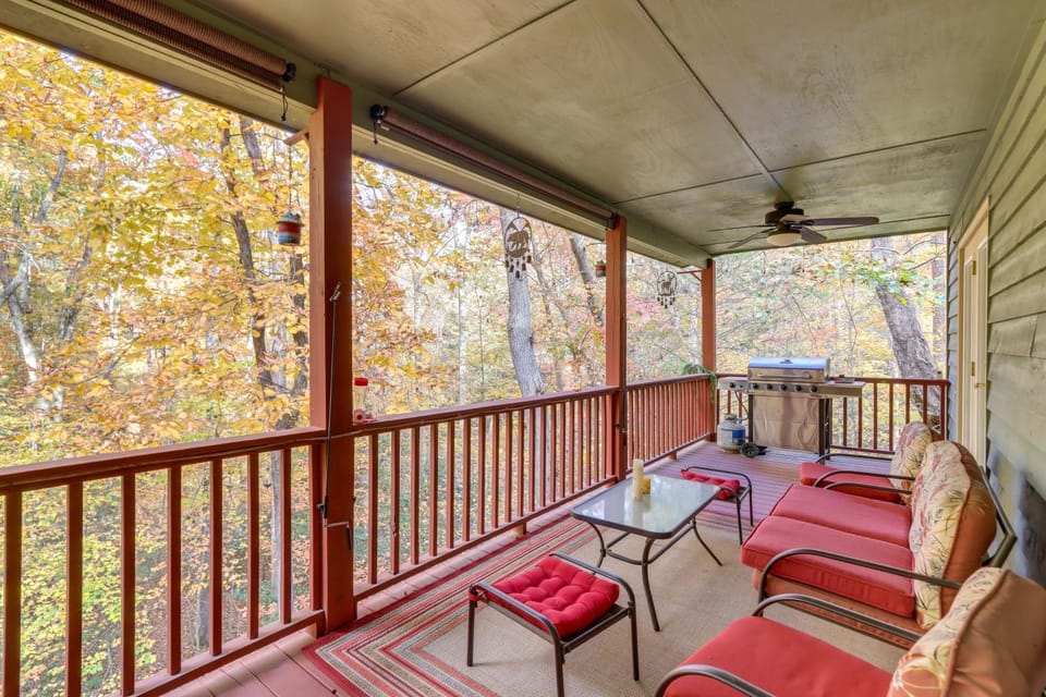 Quiet Murphy Hideaway w/ Decks & Outdoor Fireplace House in Tennessee