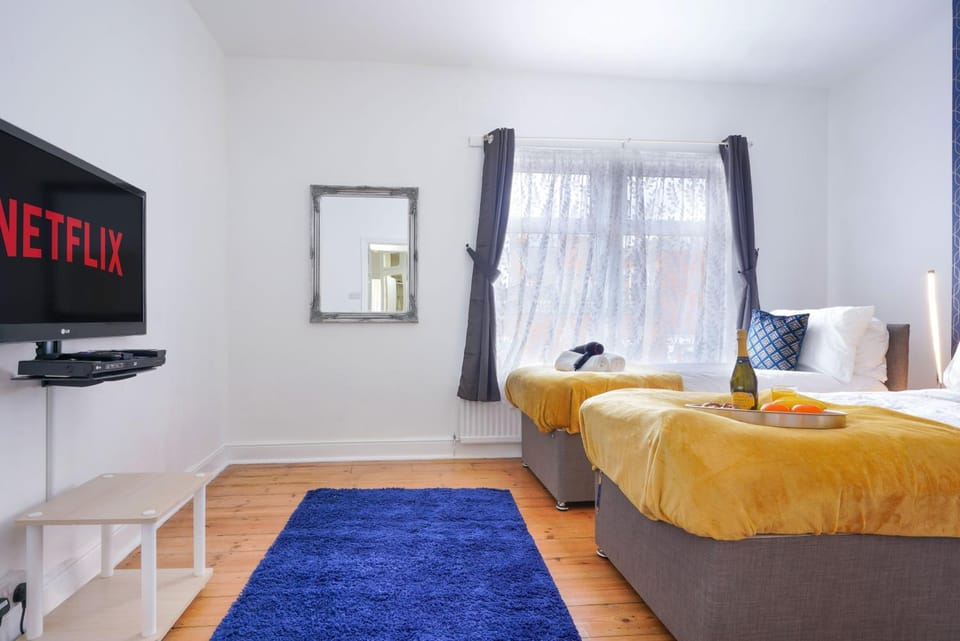 Bed, TV and multimedia, Photo of the whole room, Bedroom