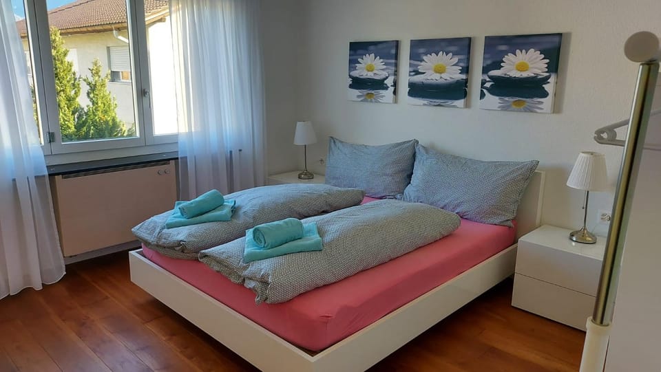 Bedroom, towels